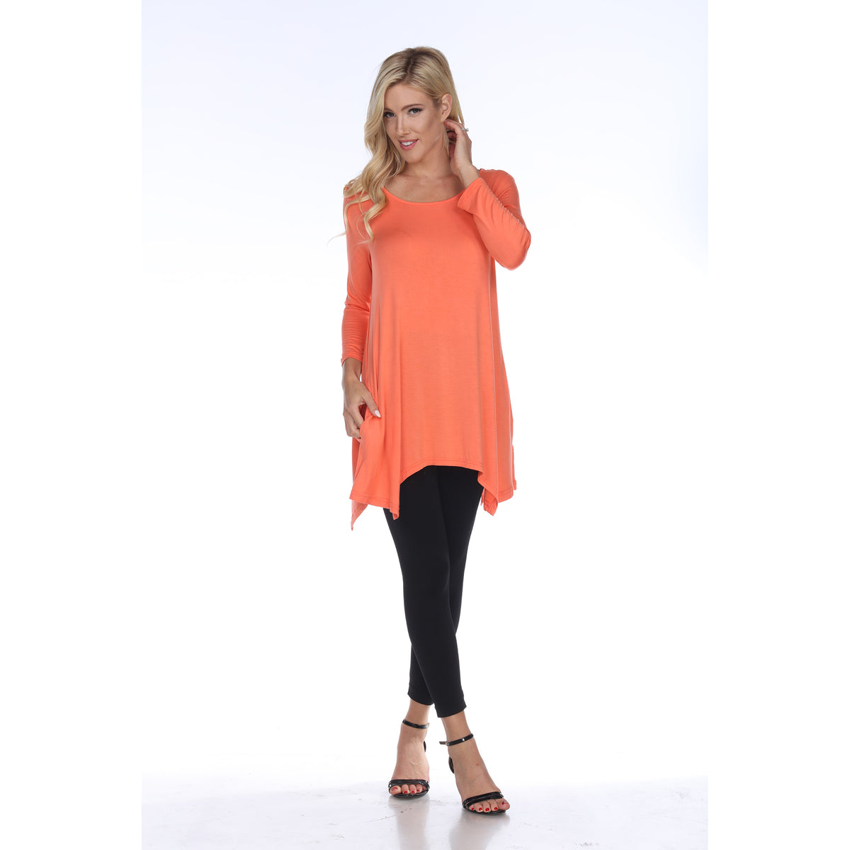 White Mark Women's Makayla Scoop Neck Four Point Hem Solid Tunic Top