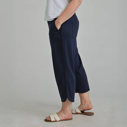 Christopher & Banks Relaxed Restyled Curved Seam Patch Pocket Capri