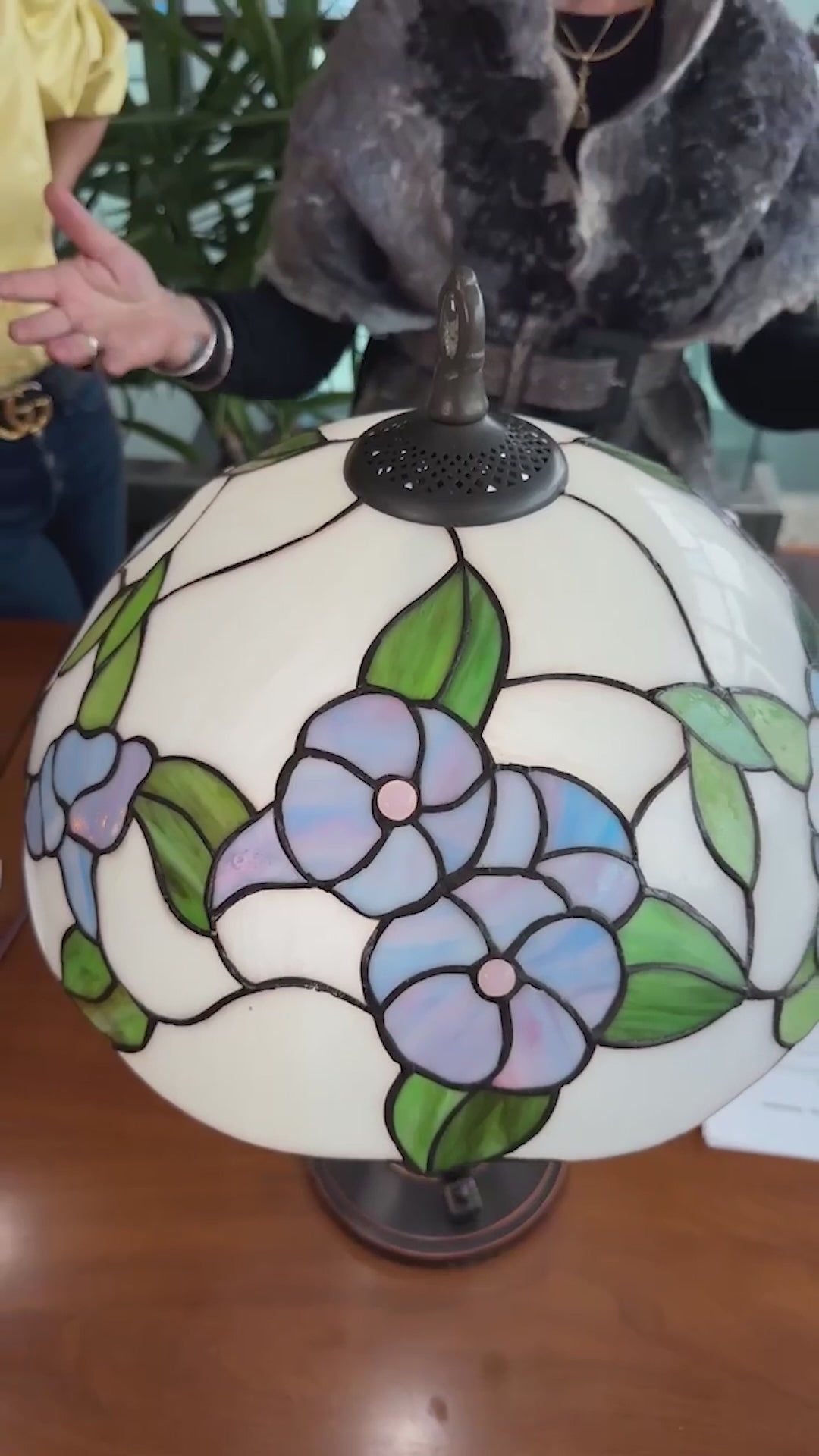 Load video: Tiffany-Style Lighting 24.75" Tula Bowl Shade Stained Glass Table Lamp